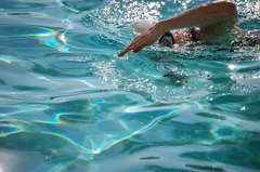 καταπολεμήστε την αρθρίτιδα με το κολύμπι  swimming-katapolemisi-arthritisas.jpg